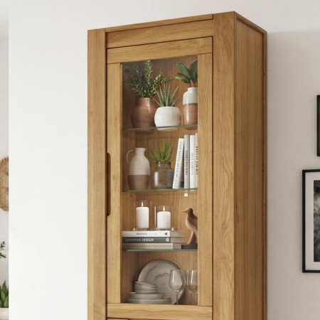 Dubová vitrína so sklenenými dvierkami