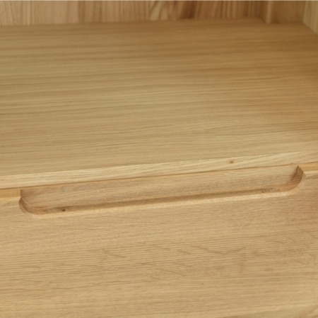 Dubová vitrína so sklenenými dvierkami