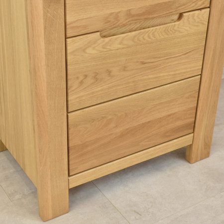 Dubová vitrína so sklenenými dvierkami