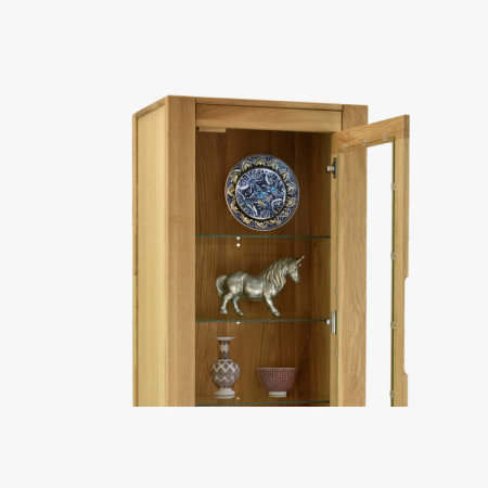 Dubová vitrína so sklenenými dvierkami