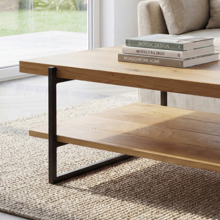 Masívny konferenčný stolík s policou dub