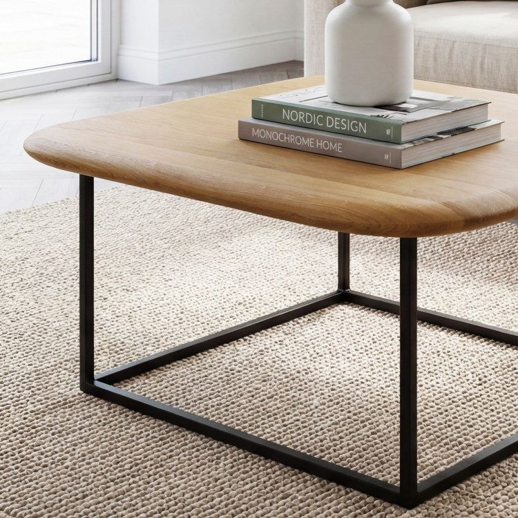 Drevený konferenčný stolík štvorcový