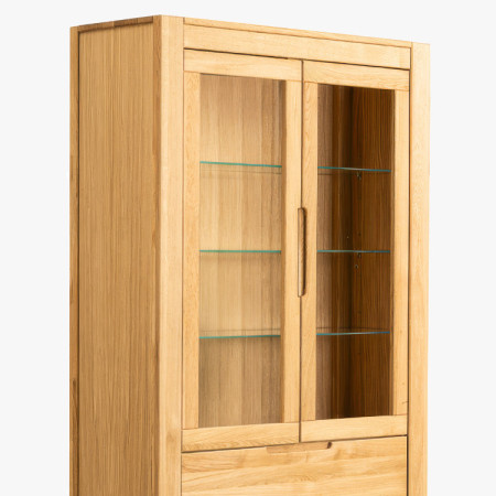 Dubová vysoká vitrína so sklenenými dvierkami a pevnými