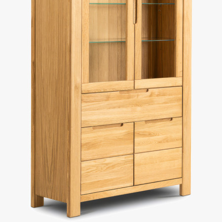 Dubová vysoká vitrína so sklenenými dvierkami a pevnými