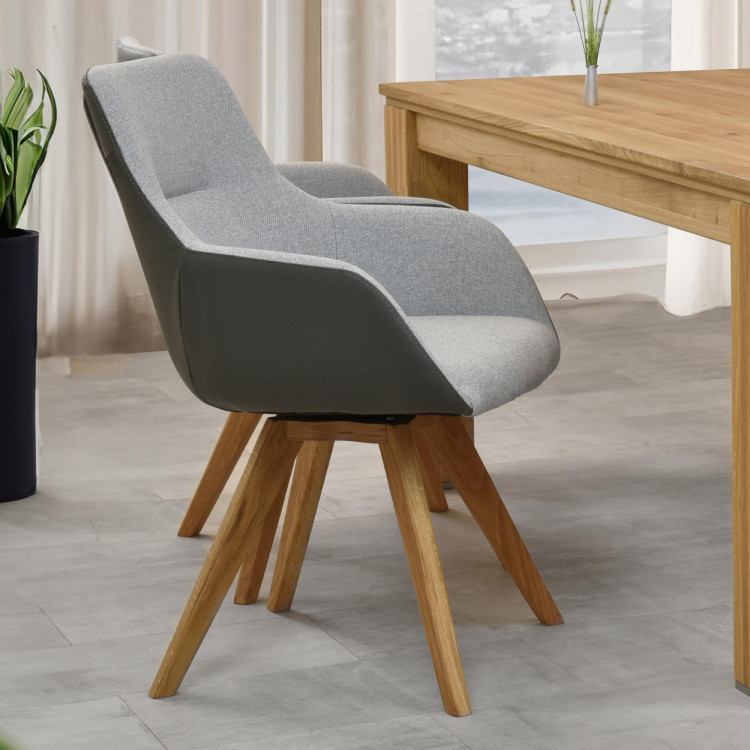 Otočné kreslo s drevenými nohami, sivé