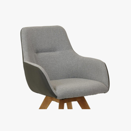 Otočné kreslo s drevenými nohami, sivé