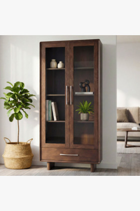 Vitrína so sklenenými dvierkami a zásuvkou v farbe orech