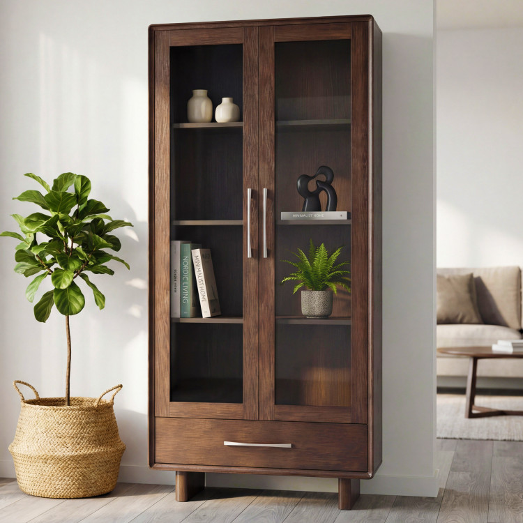 Vitrína so sklenenými dvierkami a zásuvkou v farbe orech