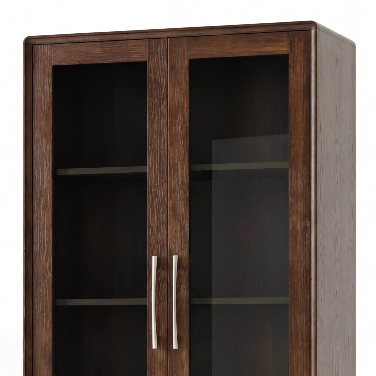 Vitrína so sklenenými dvierkami a zásuvkou v farbe orech