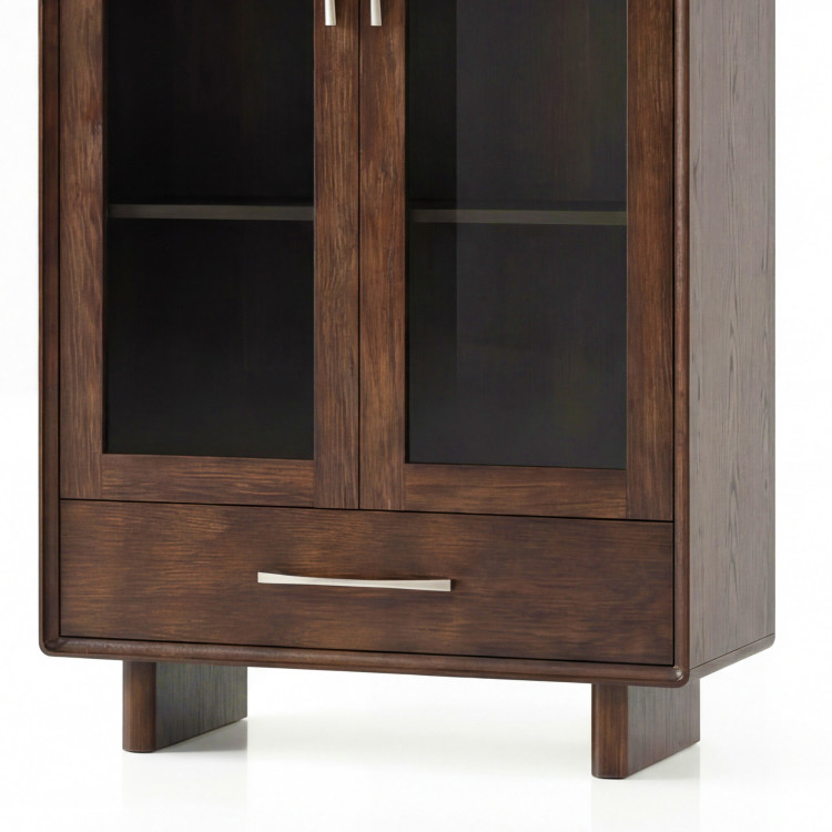 Vitrína so sklenenými dvierkami a zásuvkou v farbe orech