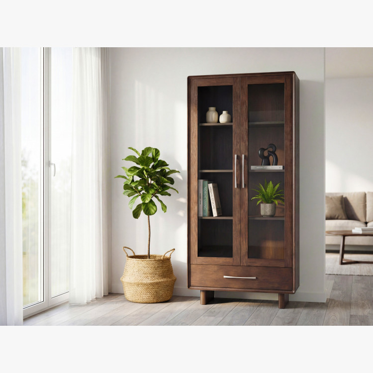 Vitrína so sklenenými dvierkami a zásuvkou v farbe orech