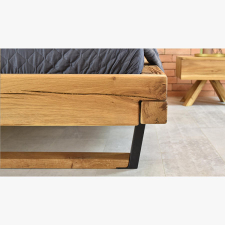Moderná posteľ z masívu dub na nohách, Laura 200 x 200 cm