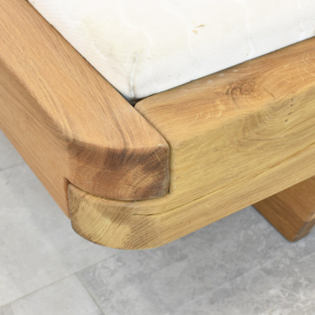 Poctivá posteľ z masívu dub 180 cm - kvalitný nábytok