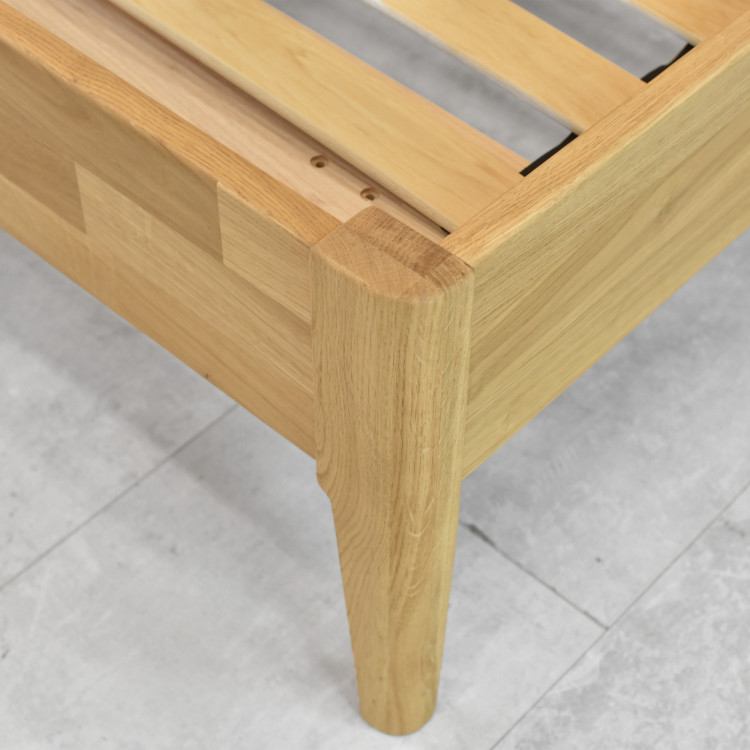 Manželská posteľ na nohách z dubu 180 x 200 cm, praha