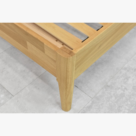 Manželská posteľ na nohách z dubu 180 x 200 cm, praha