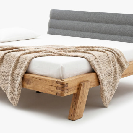 Dubová posteľ z trámov 180 x 200 cm - čelo z látky