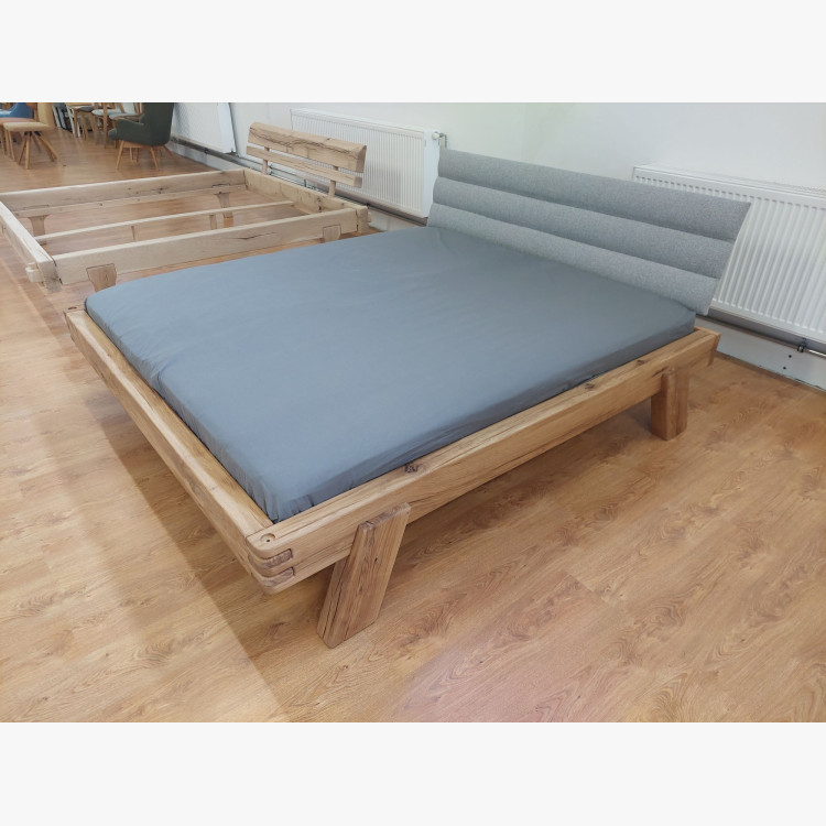 Dubová posteľ s čalúneným čelom 180×200 – (výstavný kus, outlet)