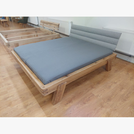 Dubová posteľ s čalúneným čelom 180×200 – (výstavný kus, outlet)
