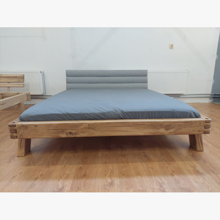 Dubová posteľ s čalúneným čelom 180×200 – (výstavný kus, outlet)