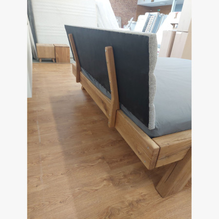 Dubová posteľ s čalúneným čelom 180×200 – (výstavný kus, outlet)