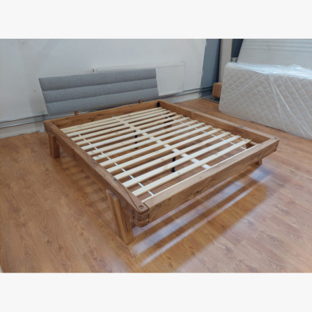 Dubová posteľ s čalúneným čelom 180×200 – (výstavný kus, outlet)