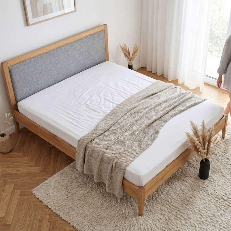 Manželská posteľ na nohách z dubu 180 x 200 cm, Látkové čelo