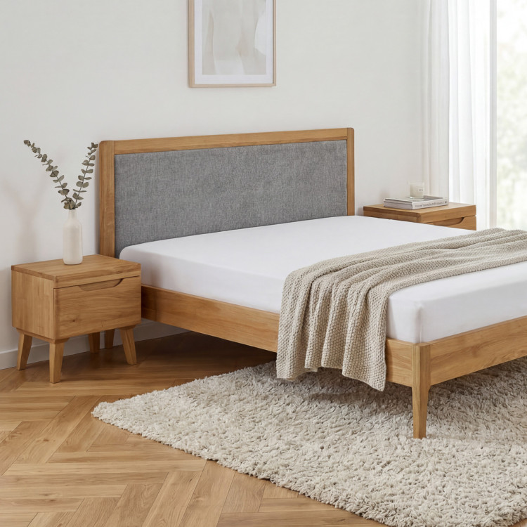 Manželská posteľ na nohách z dubu 180 x 200 cm, Látkové čelo