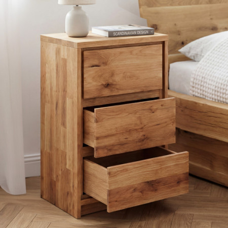 Dubová nočná skrinka z dubu – 3 zásuvky