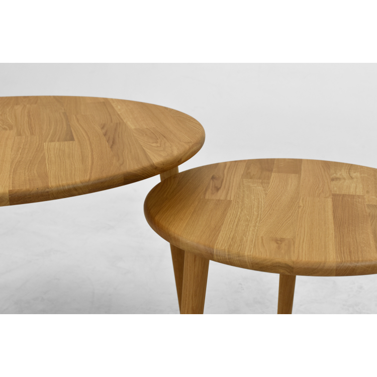 Sada okrúhlych konferenčných stolíkov