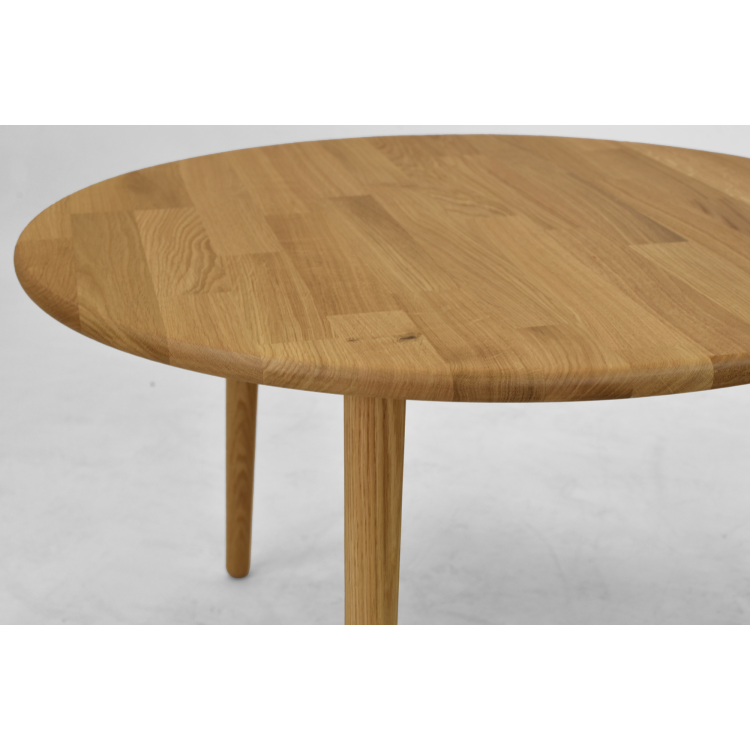 Sada okrúhlych konferenčných stolíkov