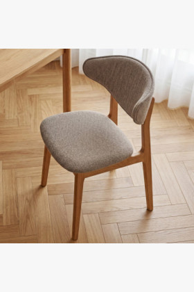 Čalúnená jedálenská stolička s dubovými nohami – farba taupe 2