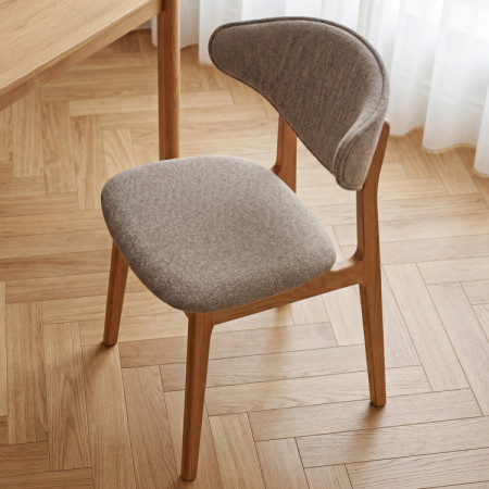 Čalúnená jedálenská stolička s dubovými nohami – farba taupe