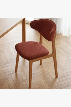 Čalúnená jedálenská stolička s dubovými nohami – farba terakotová 2