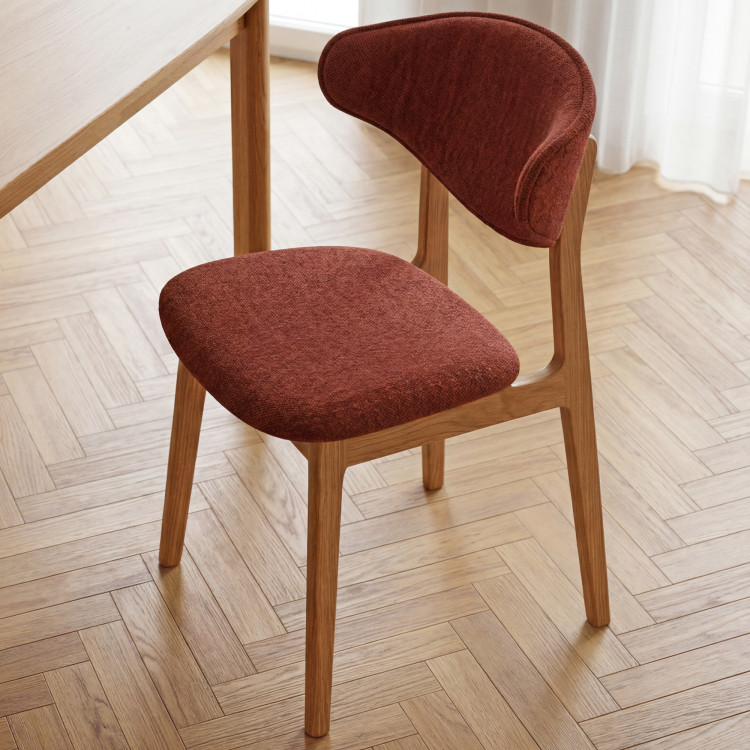 Čalúnená jedálenská stolička s dubovými nohami – farba terakotová