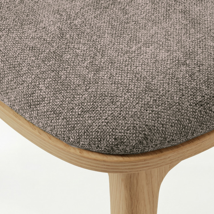 Čalúnená jedálenská stolička Vard z masívneho dubu – šedo-hnedá látka taupe