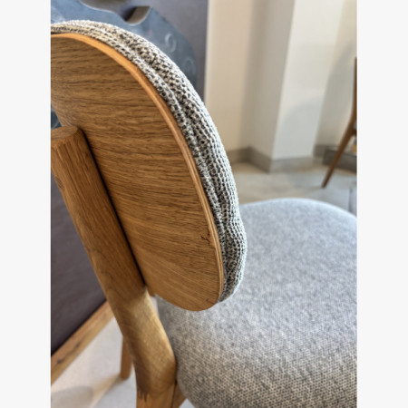 Dubová čalúnená stolička - farba sivá outlet, poškodená dyha