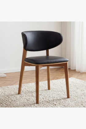 Čalúnená jedálenská stolička Saška – čierna talianska koža, masívny dub olejovaný