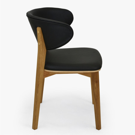 Čalúnená jedálenská stolička Saška – čierna talianska koža, masívny dub olejovaný