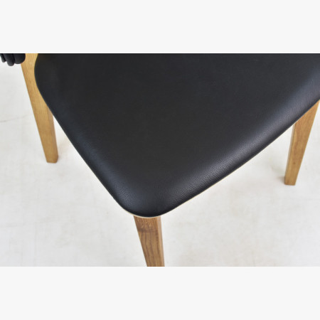 Čalúnená jedálenská stolička Saška – čierna talianska koža, masívny dub olejovaný