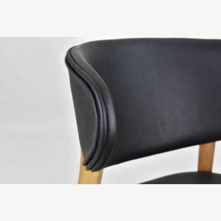 Čalúnená jedálenská stolička Saška – čierna talianska koža, masívny dub olejovaný