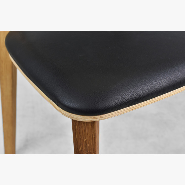 Čalúnená jedálenská stolička Saška – čierna talianska koža, masívny dub olejovaný