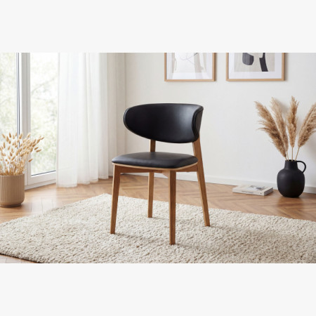 Čalúnená jedálenská stolička Saška – čierna talianska koža, masívny dub olejovaný