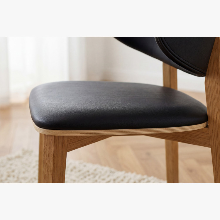Čalúnená jedálenská stolička Saška – čierna talianska koža, masívny dub olejovaný