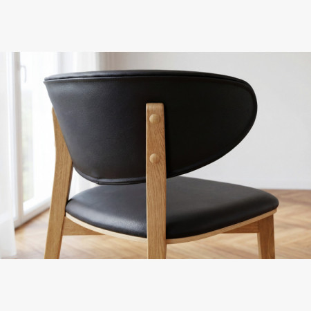 Čalúnená jedálenská stolička Saška – čierna talianska koža, masívny dub olejovaný