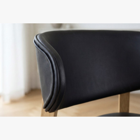 Čalúnená jedálenská stolička Saška – čierna talianska koža, masívny dub olejovaný