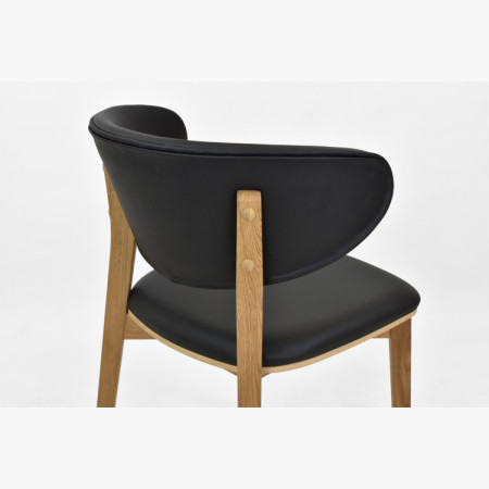 Čalúnená jedálenská stolička Saška – čierna talianska koža, masívny dub olejovaný