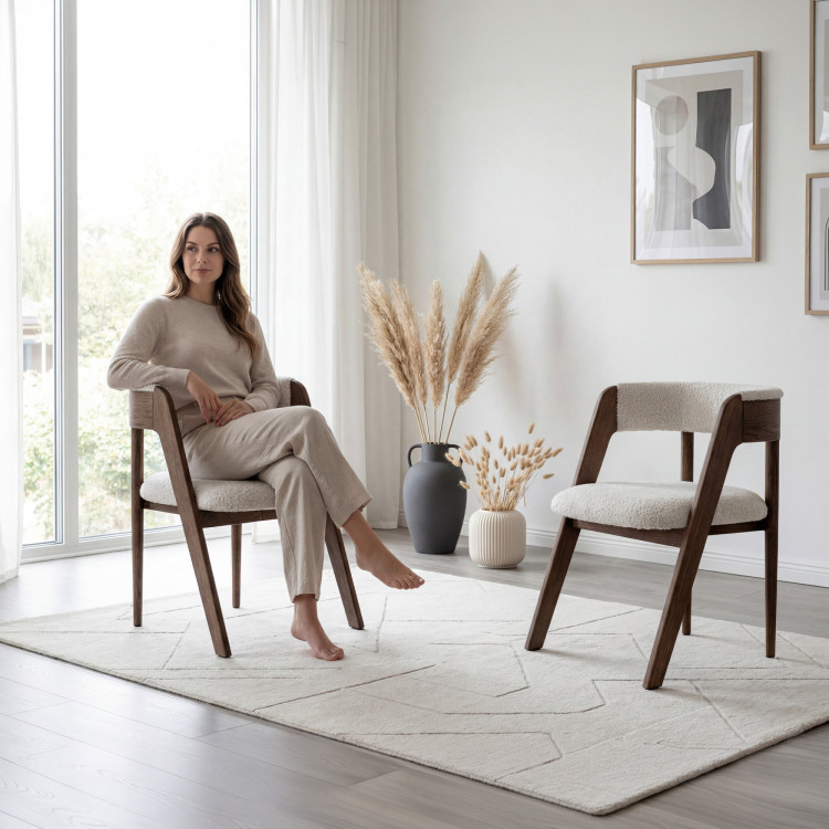 Luxusné dubové kreslo v orechovej farbe, krémová látka