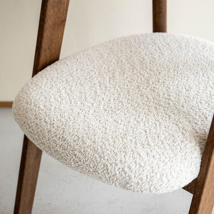 Luxusné dubové kreslo v orechovej farbe, krémová látka