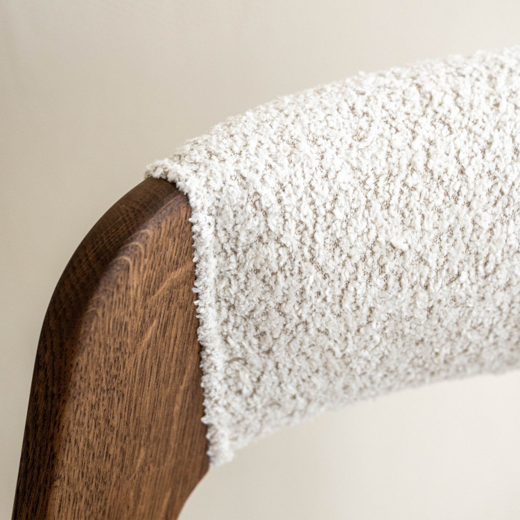 Luxusné dubové kreslo v orechovej farbe, krémová látka