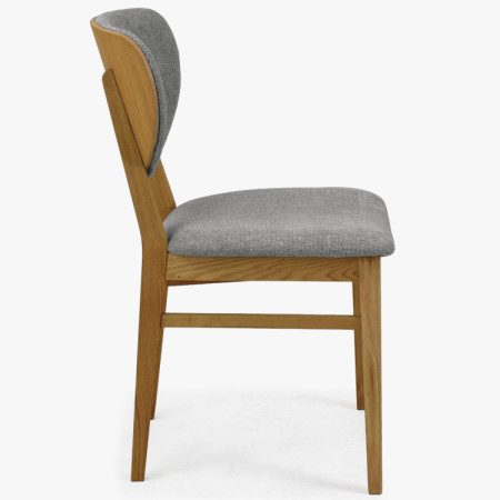 Dubová jedálenská stolička s čalúneným sedákom - látka sivá easy clean